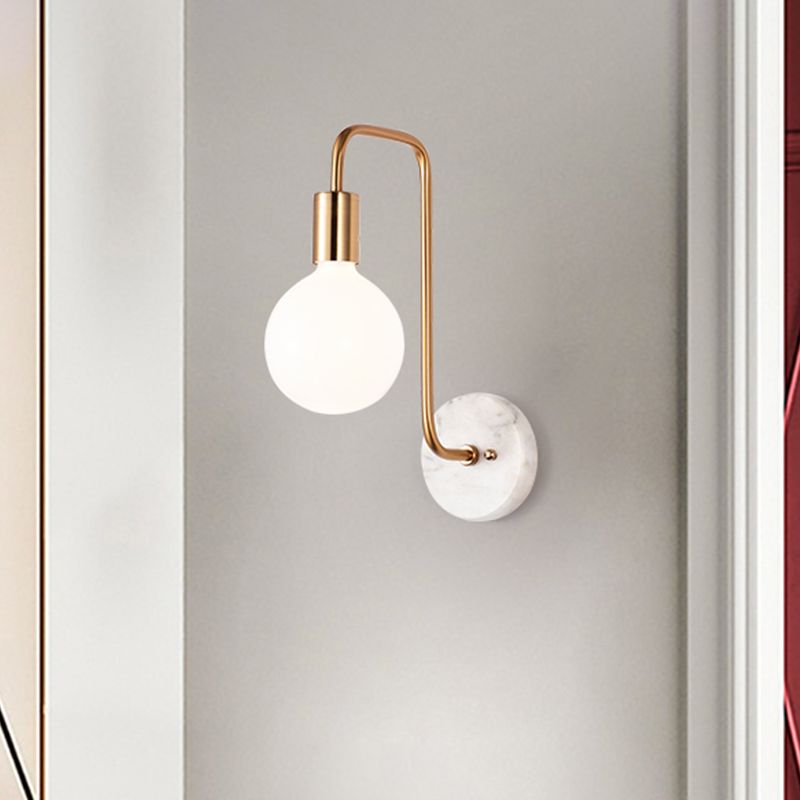 Gold Sphere Sconce Light Aymator Modernisme MODICE MORD MONDE MURME CRAME AVEC ANGLE DROIT BRAU