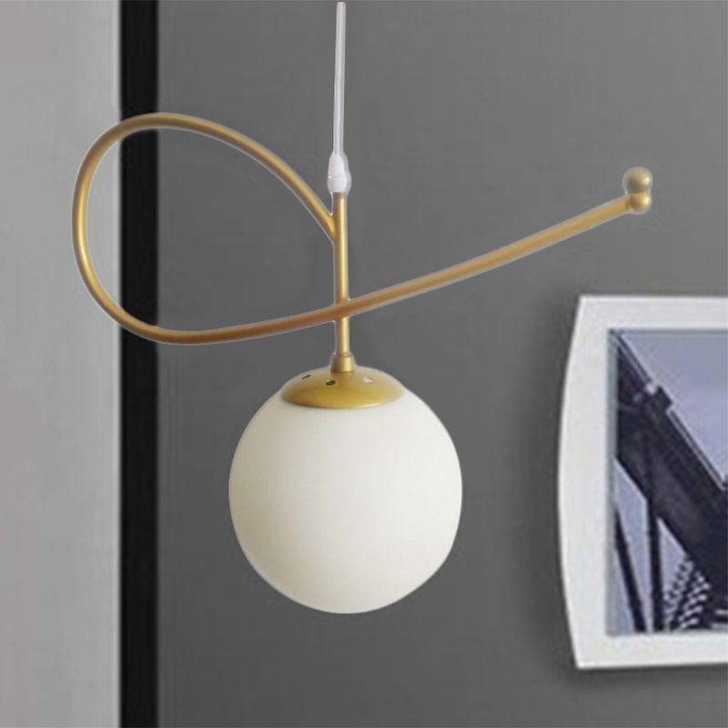 Zeitgenössischer Globus Schatten Hängende Beleuchtung weißes Glas 1 Kopfschlafzimmer Anhänger Licht im goldenen Finish