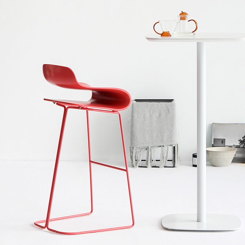 Thekenhocker mit niedriger Rückenlehne, Fußstütze, Sattelsitz, moderner Thekenstuhl für die Bar