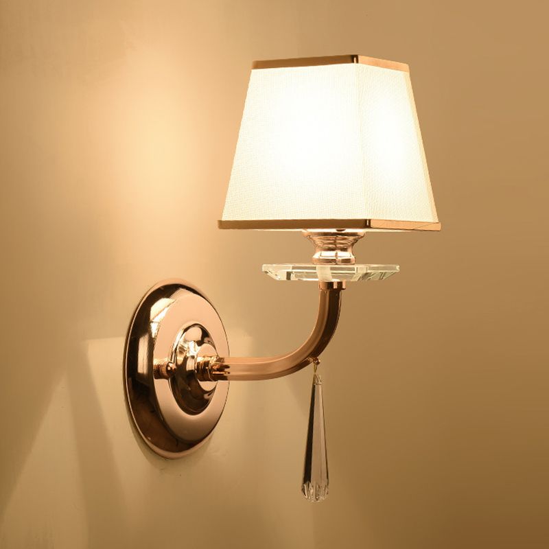 Luz de la pared de la pared trapezoide tradicional 1 cabeza de tela blanca de tela blanca accesorio de iluminación de pared con cristal colgante