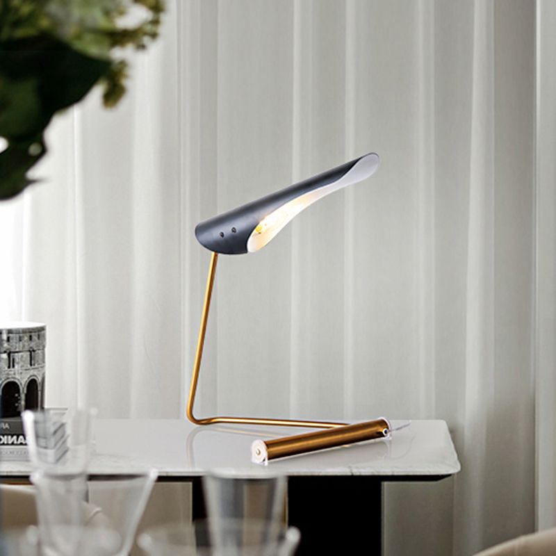 Lampada da tavolo nera postmoderna a forma di uccello a forma di uccello Lampada da tavolo metallica postmoderna a 1 lampadina con supporto curvo