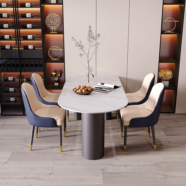 Tavolo da pranzo moderno con piano in pietra e base in acciaio nero