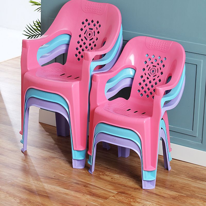 El plástico moderno que cena el brazo preside el hogar apilable interior que cena el sillón