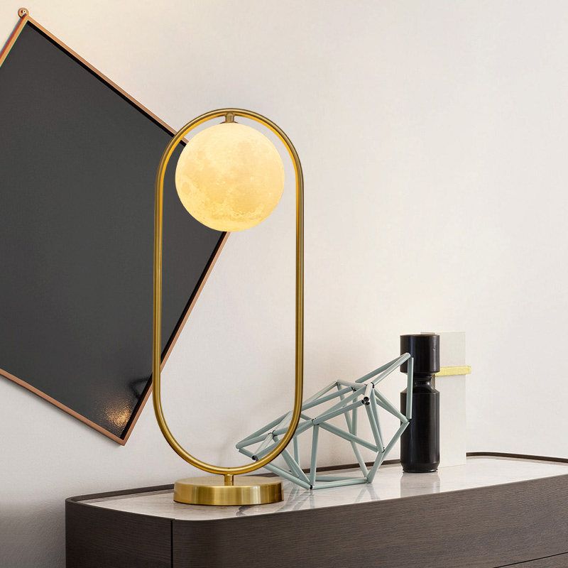 Luce da tavolo notturno ellittico oro Minimalista 1 comodino metallico con tonalità in vetro di latte luna finta