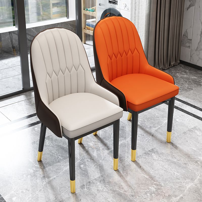Silla lateral casera escandinava Silla de comedor con respaldo sólido tapizada de metal