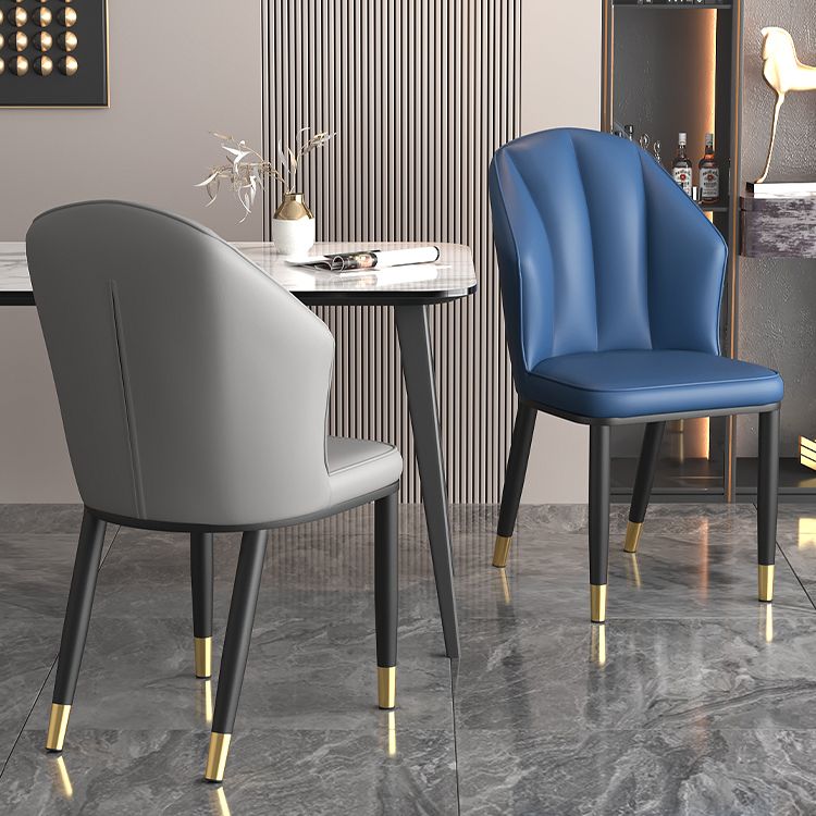 La salle à manger en métal Glam préside les chaises en cuir latérales tapissées sans bras pour le restaurant