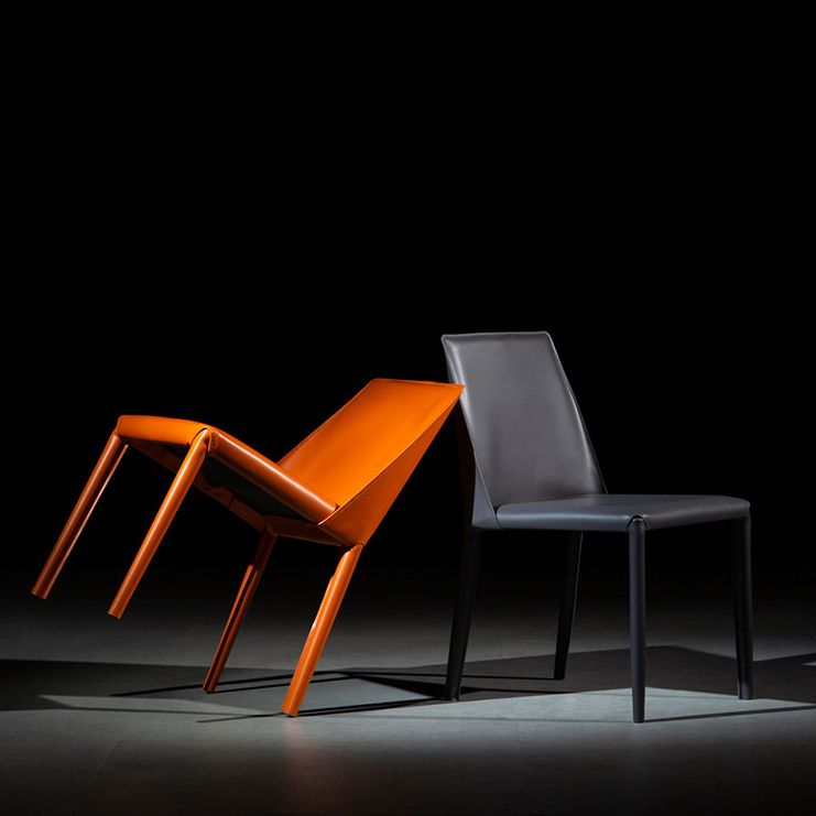 Moderner Parsons Side Chair Mattes Finish Leder gebogener Armloser Stuhl