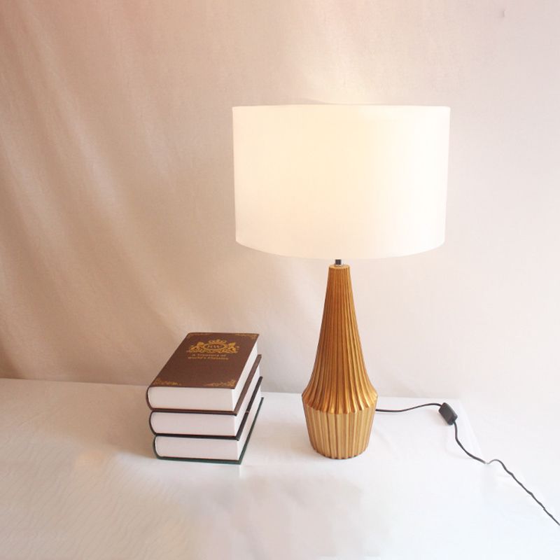 En résine striée en forme de larme en forme de nuit Lumière de nuit contemporaine 1 lampe de table de bulbe avec nuance de tissu rond noir / blanc