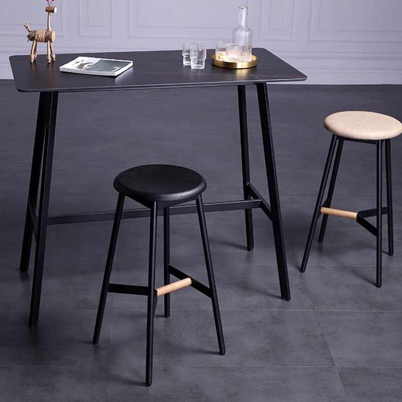 Taburetes de bar negros industriales sin respaldo de madera y metal con asiento redondo