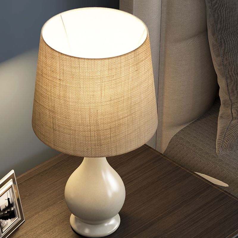1 Glühbirne konische Schreibtisch Lampe Landschaft Beige Stoff Nachttisch Licht mit weißer Vase -Form -Basis