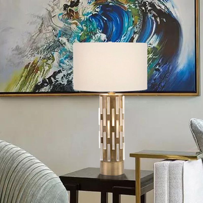 Table à ombre à tambour blanche lumière moderne 1 lampe de bureau en tissu de tête avec tube base en métal pour le chevet