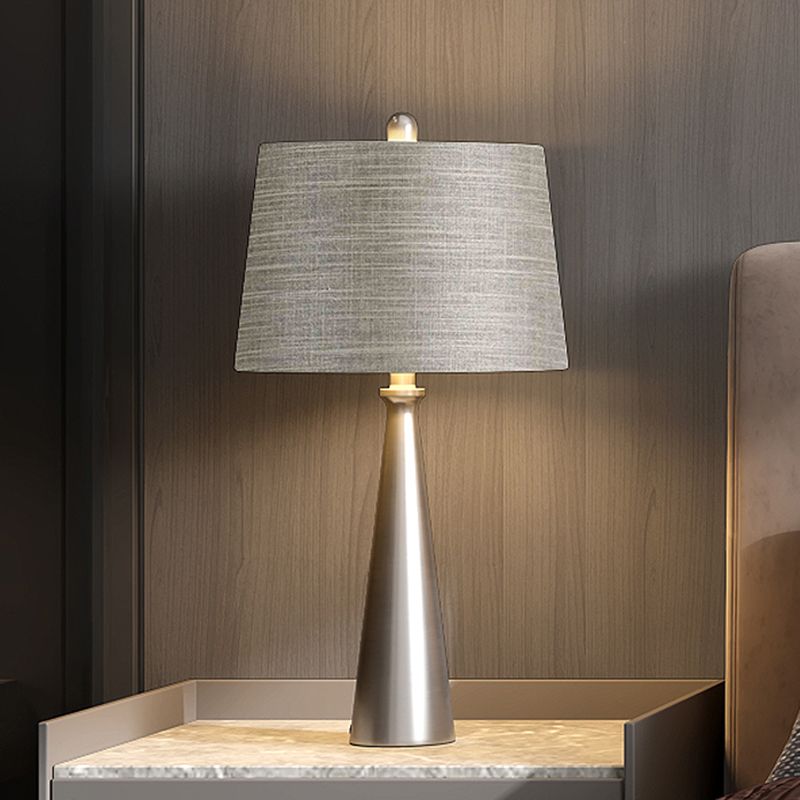 1 Glühbirnenschlafzimmer Nachttisch Beleuchtung Einfache silberne Nachttischlampe mit sich verjüngter Trommelstoffschatten
