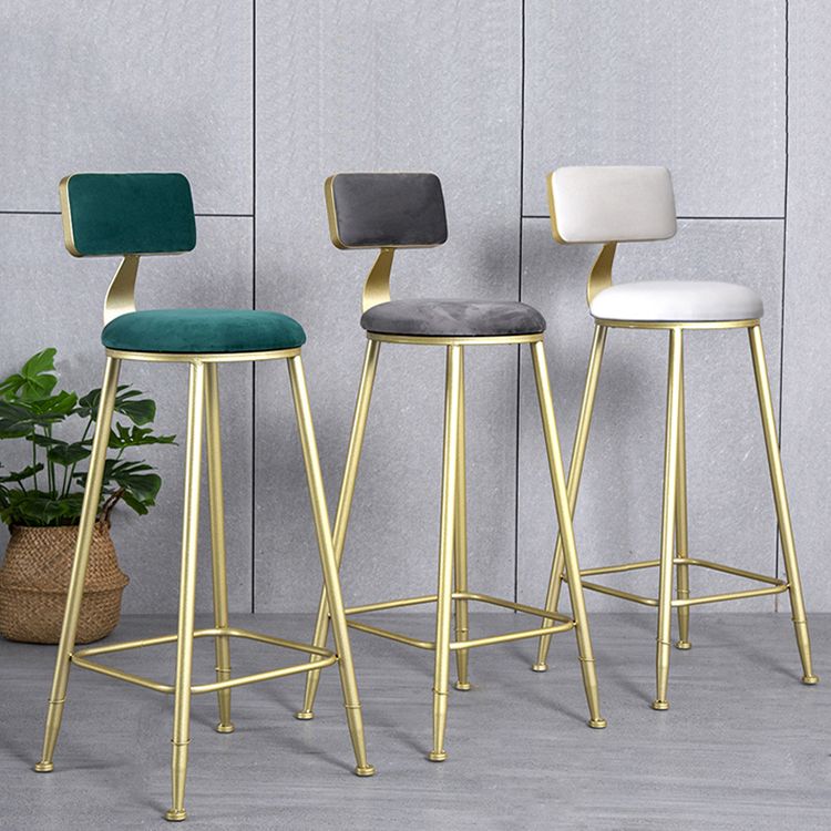 Tabouret de comptoir sans accoudoirs avec dossier Glam, tabouret de bar en fer pour salon de beauté avec coussin en daim