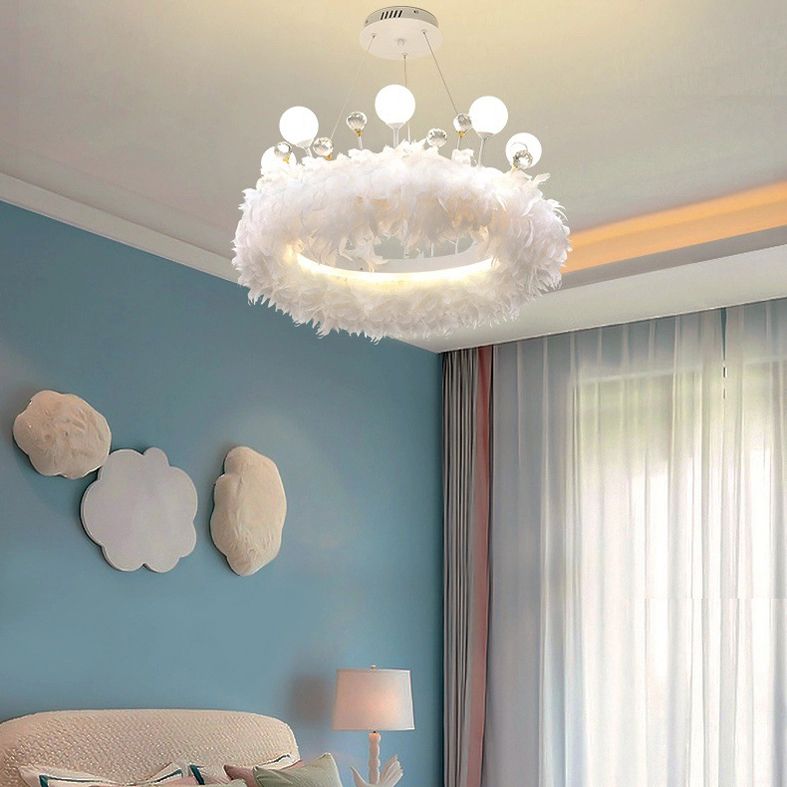 Luz colgante de LED de plumas blancas en una lámpara de aluminio de estilo de lujo moderno con decoración de cristales