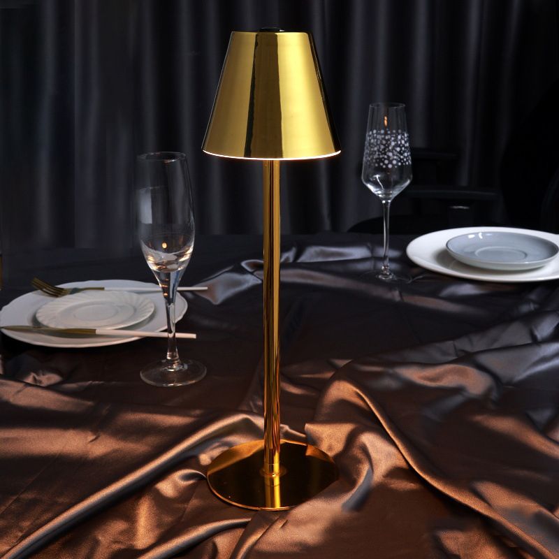 Bistro -LED -Tischbeleuchtung postmodernes Nachttischlicht mit verjüngten Metallschatten