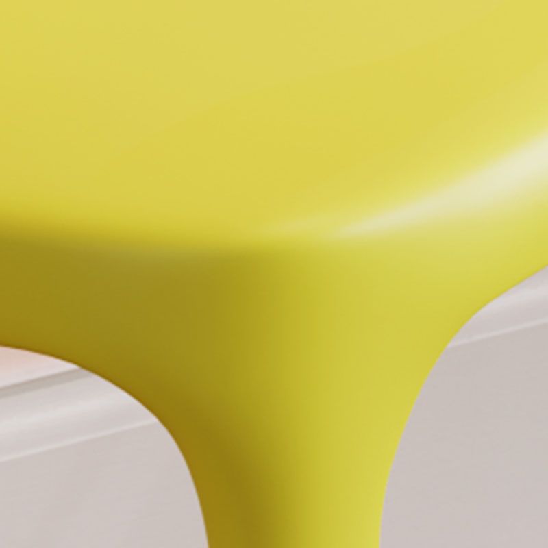 Silla de comedor moderna de plástico con acabado mate y respaldo abierto