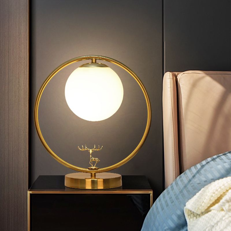 Lampada da tavolo a sfera in vetro avorio stile semplice Lampada da notte dorata a 1 luce con anello in metallo e decorazione con cervo