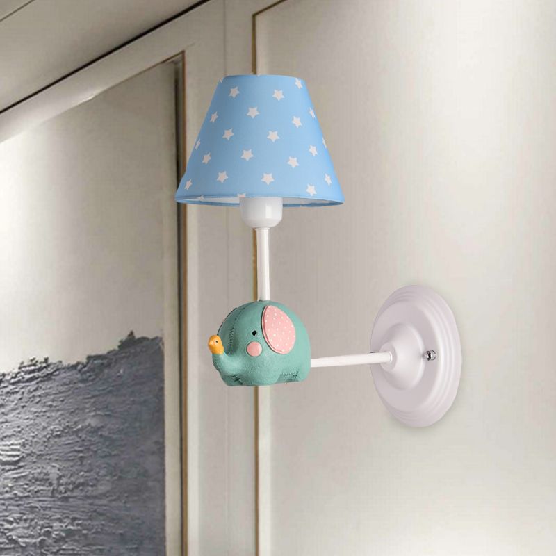 Ángulo recto Lámpara de pared de dormitorio infantil Iron de 1 linda lámpara de luz para niños con tono rosa/azul y linda decoración de elefantes