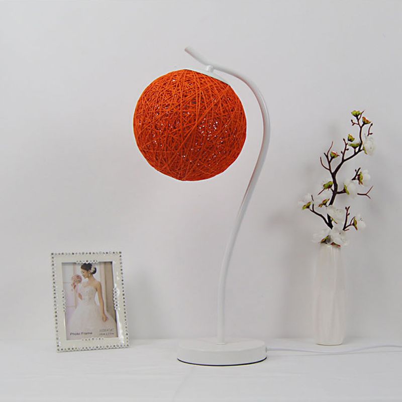 Lampada da tavolo fatta a mano gialla/avorio in stile campagna da tavolo a 1 luce con tonalità a sfera per camera da letto