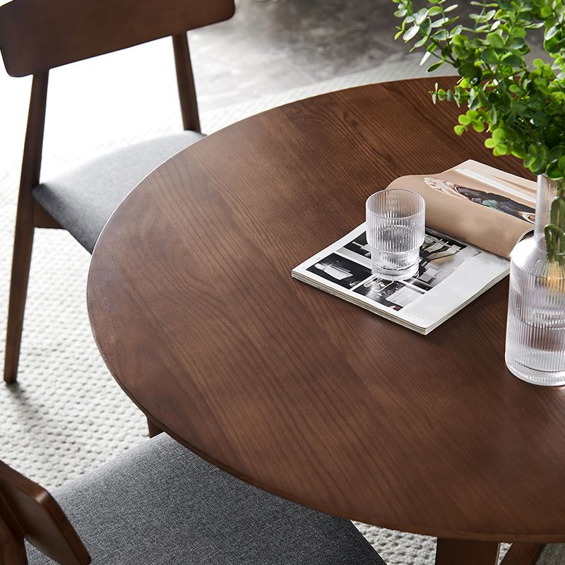 Mesa redonda de ashwood brown sencilicidad de doble pedestal para comedor