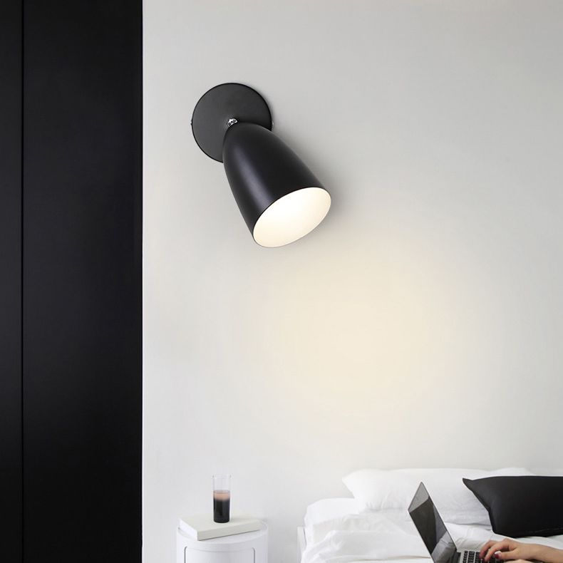 Lampada da parete a forma di cono in metallo, in stile contemporaneo montato da parete
