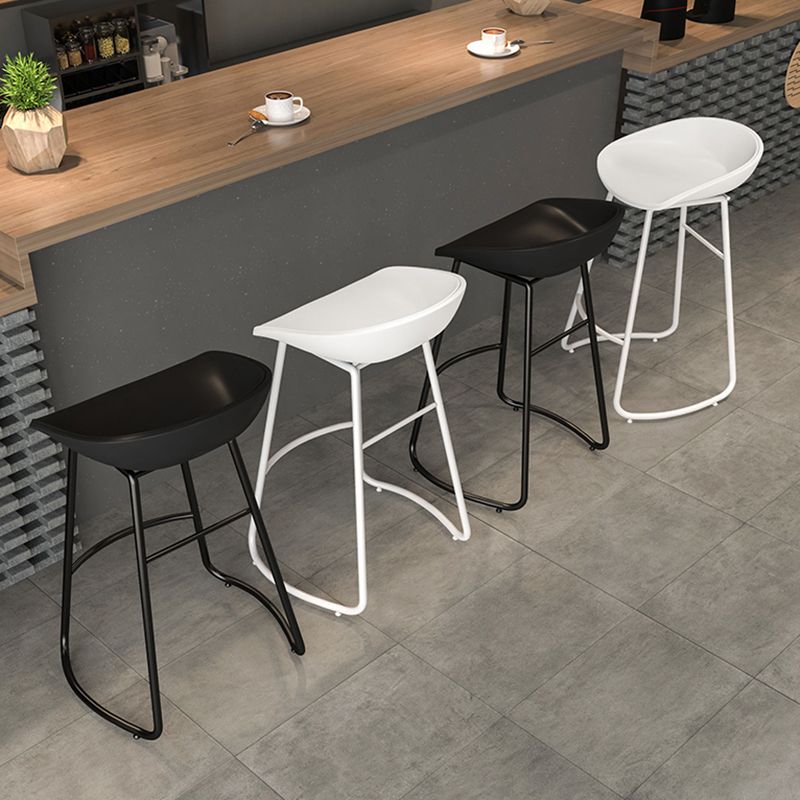 Contemporary Iron Base Bar Stools Plastic Bucket Seat Barstool for Home