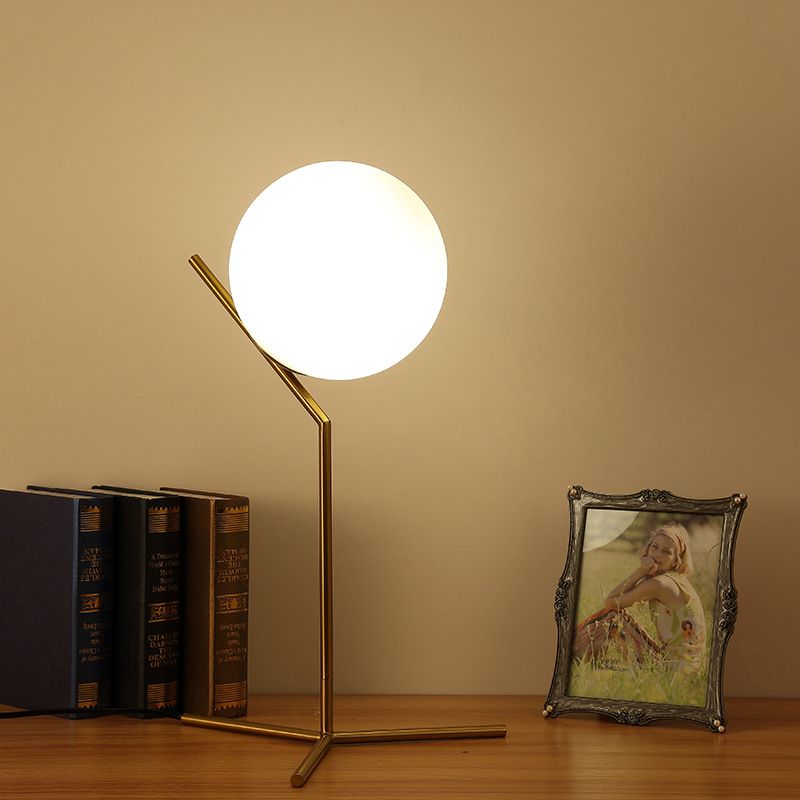 Lámpara de mesa de globo de vidrio blanco estilo Nordic Simplicity Fexting de iluminación de dormitorio en oro electrochado