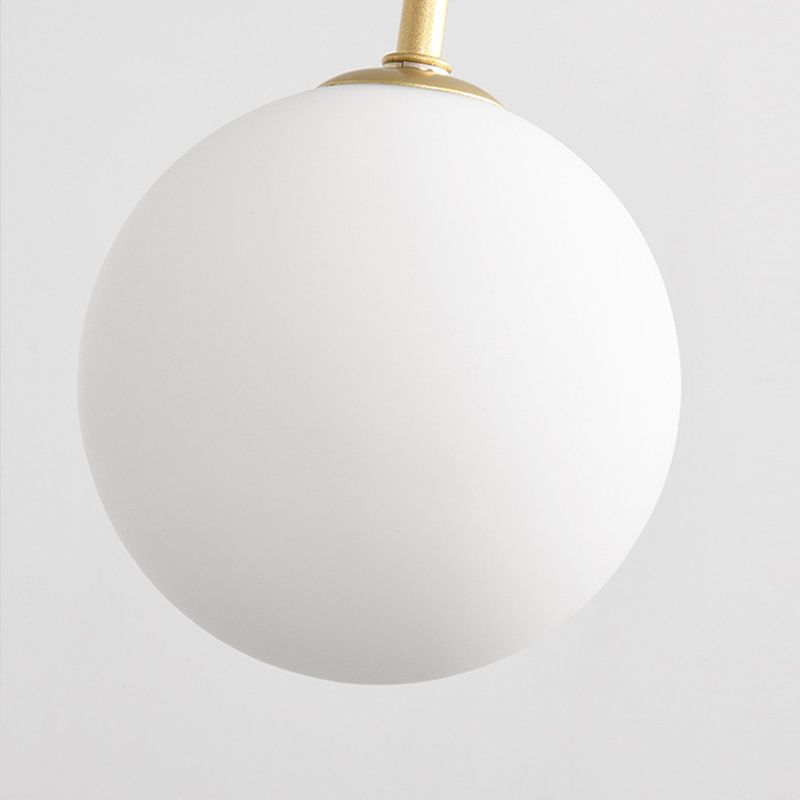 Moderno lampadario in ferro laccato a sospensione a sospensione a ciondolo di lusso con tonalità di vetro bianco