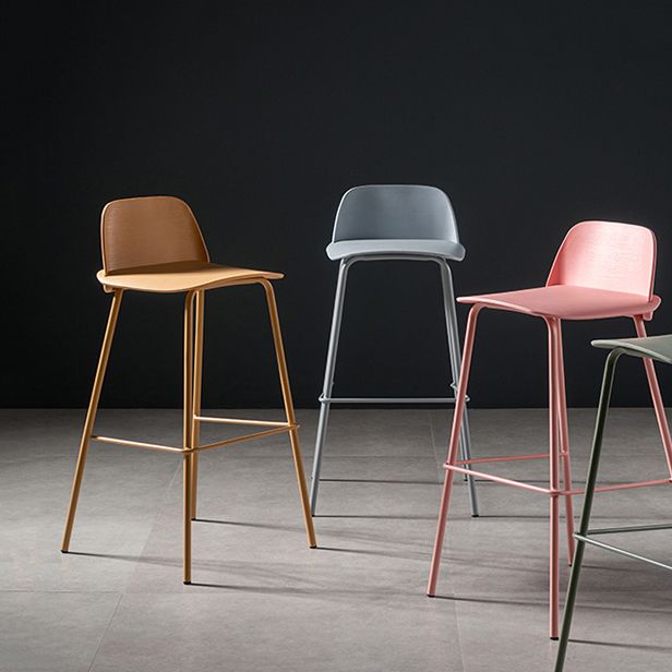 Taburete de bar contemporáneo, silla de mostrador con respaldo bajo de plástico sin brazos con base de hierro
