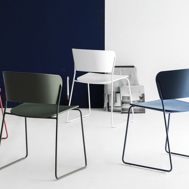 Binnen de stoelen voor de zijkant van de binnenkant van de binnenkant van de achterstoelen.
