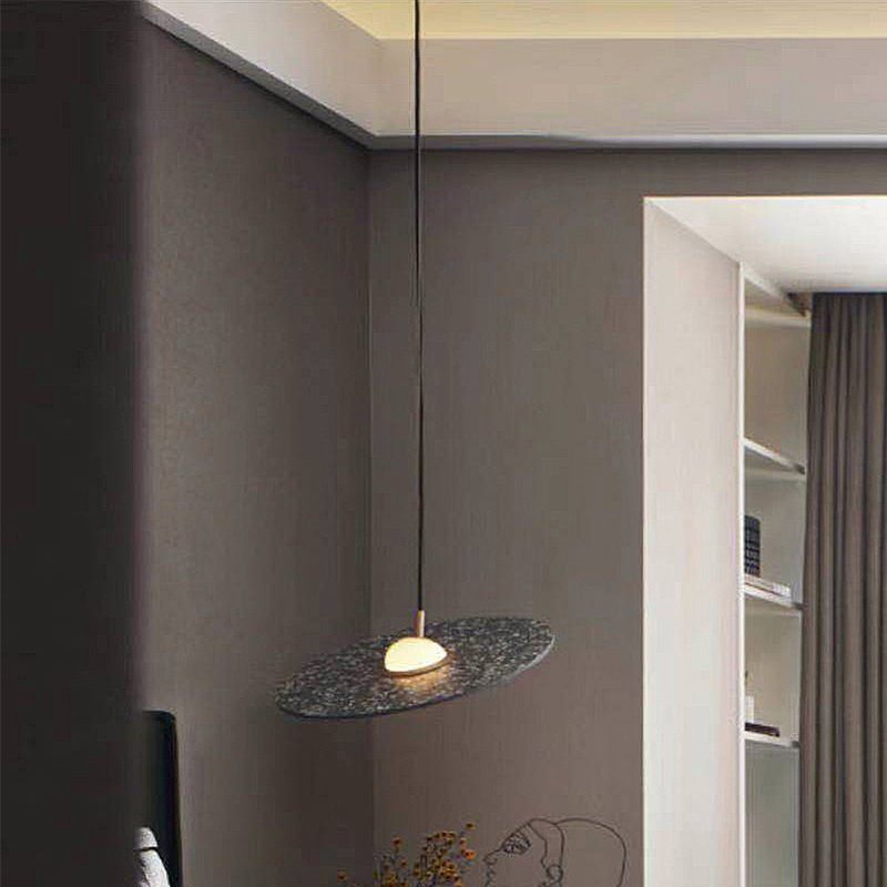 Soucoupe volante suspendue à la lumière du terrazzo postmoderne