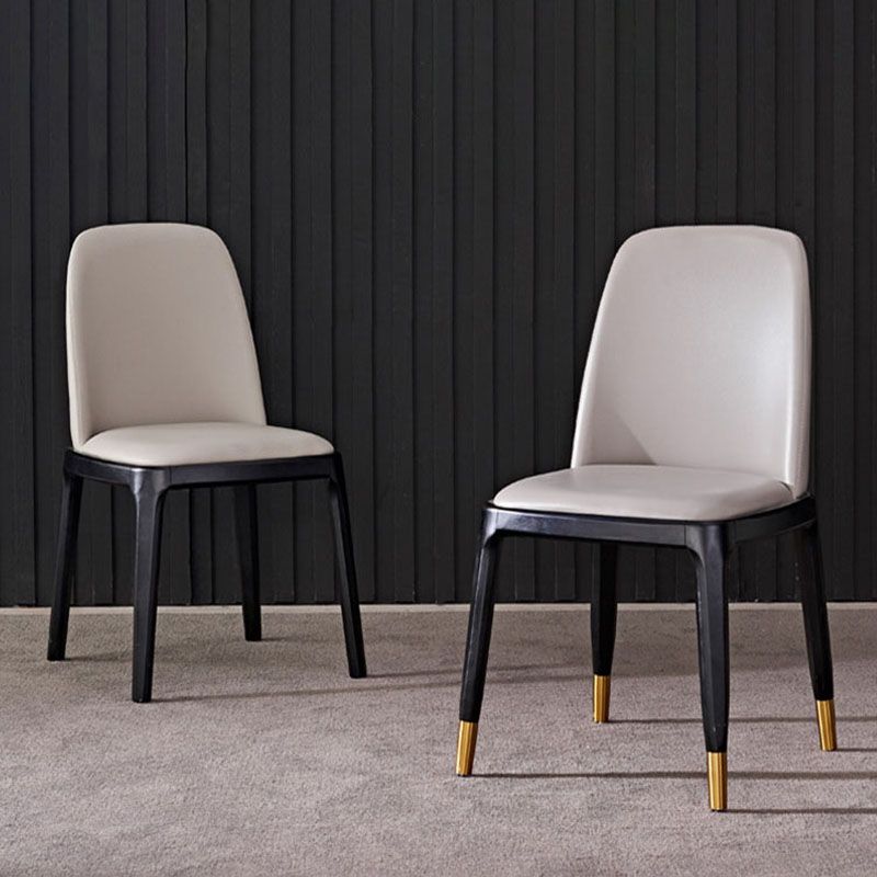 Silla de comedor contemporánea sin brazos Silla Parsons curvada de cuero con acabado mate