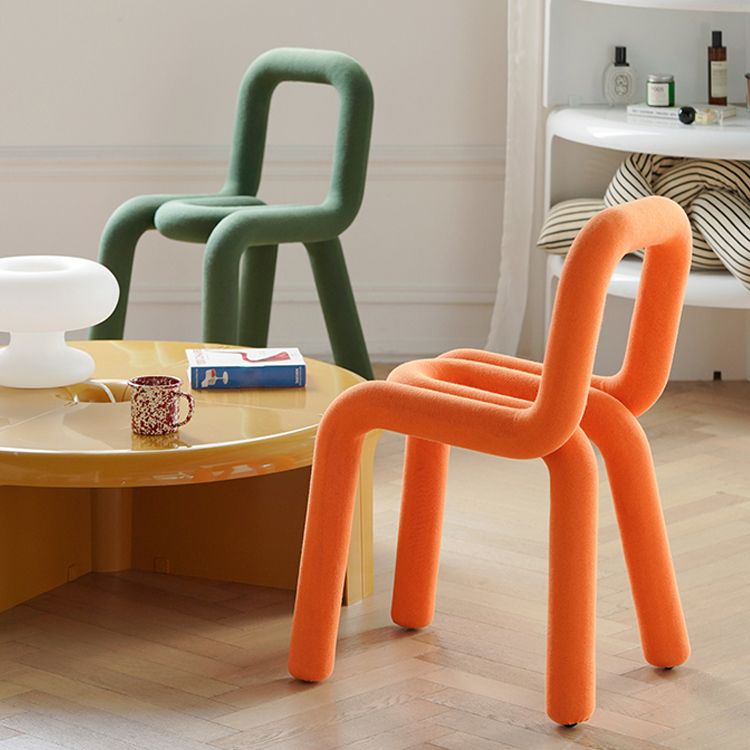 Silla lateral de comedor de terciopelo estilo diseñador, silla de comedor individual con respaldo abierto y acabado mate