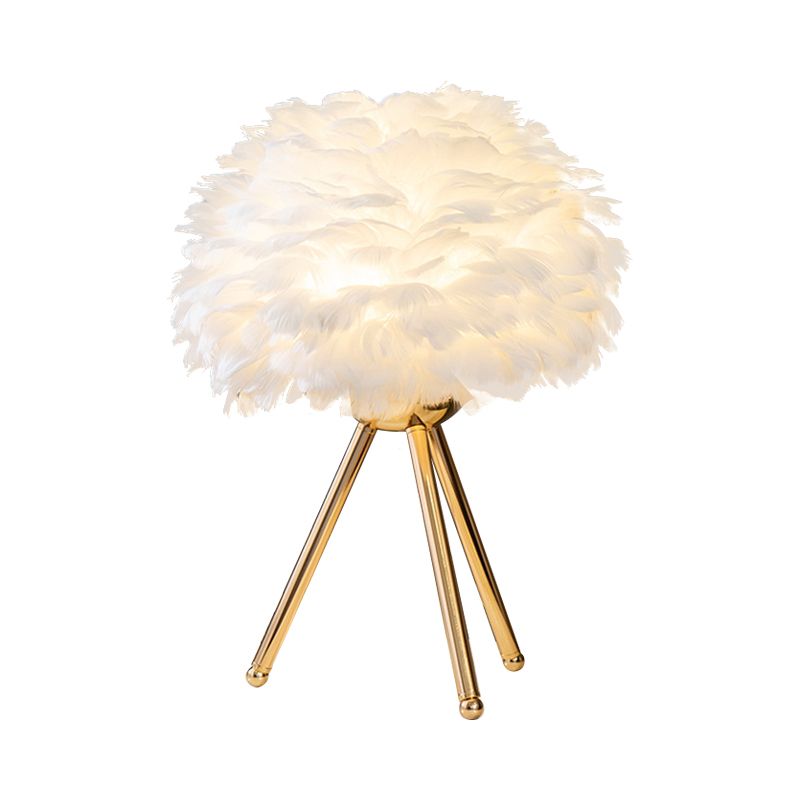 Lampada da comodino Bloom Lampada da tavolo singola bianca/rosa con piuma nordica con treppiede bianco/oro per camera da letto