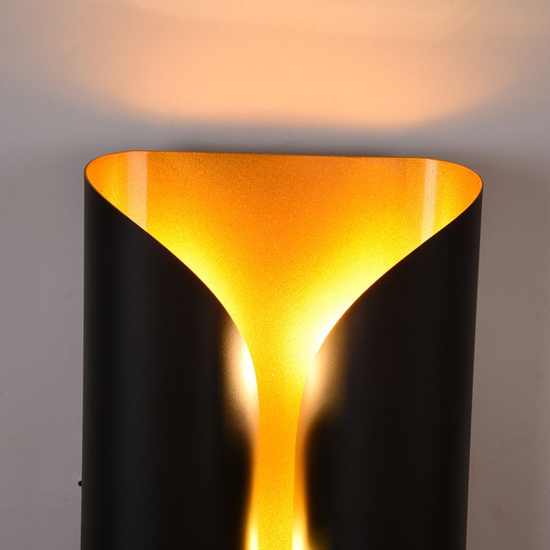 Lampada a parete in metallo curvo a parete contemporanea in stile oro-nere dell'illuminazione da parete