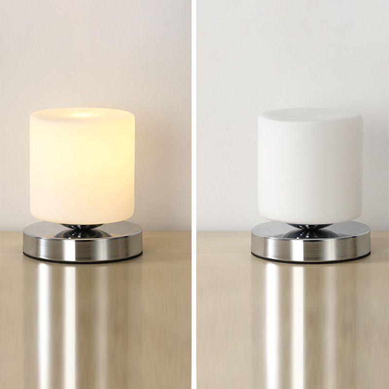 Lampada da tavolo geometrica con finitura cromata Lampada da comodino moderna in vetro bianco a 1 testa con decorazioni giocattolo