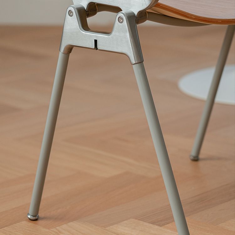 Silla de comedor estilo moderno sin brazos con respaldo abierto y patas de metal
