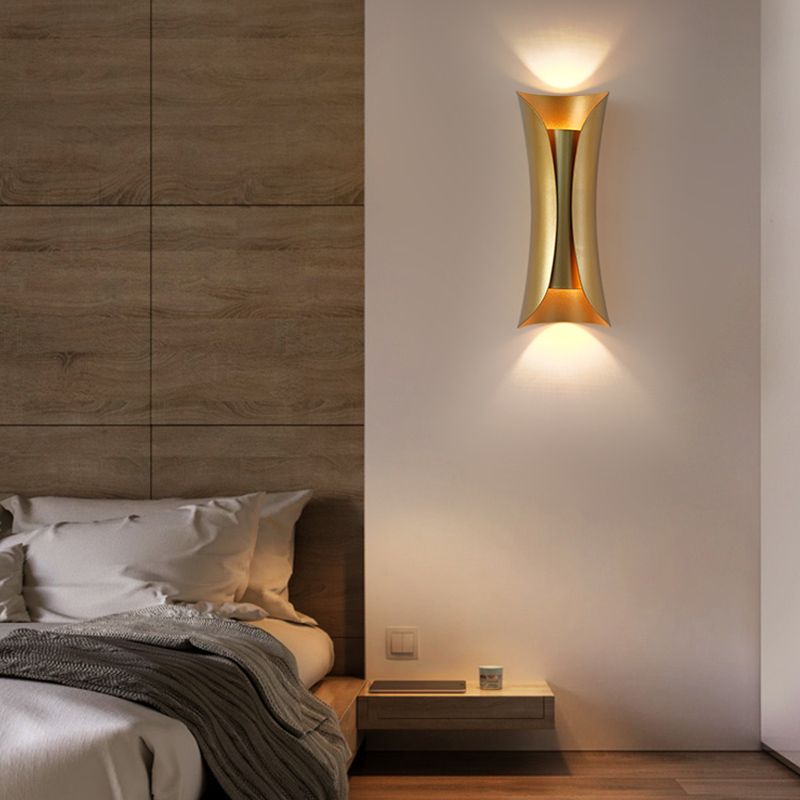 Lampada montata a parete curva Postmoderna semplicità lampada da monte in metallo per soggiorno