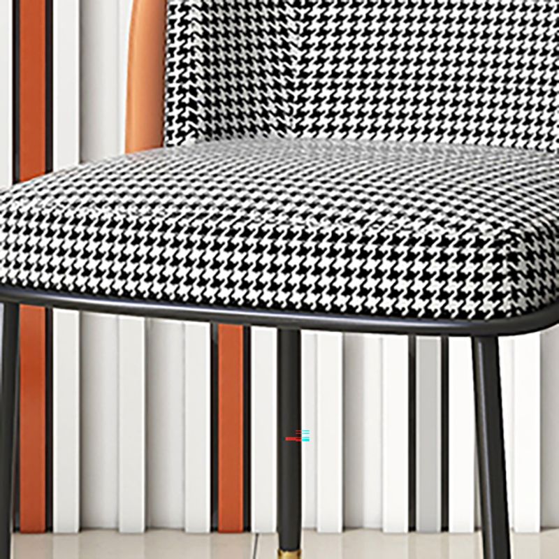 Silla de comedor de metal Glam, sillas de comedor tapizadas sin brazos para uso doméstico