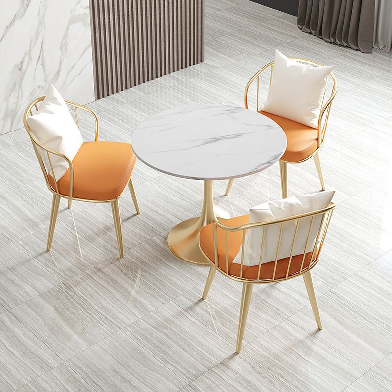 Salle de salle à manger blanche en pierre glamour avec table ronde et meubles de table à manger de base en métal