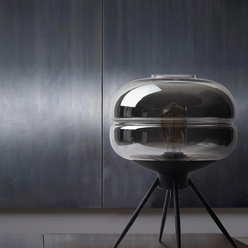 Postmoderne UFO-förmige Glas Tischlampe Single-Bulb-Nachttischlicht mit Quadpod