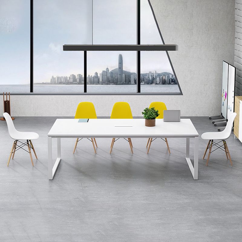 Mesa de comedor rectangular contemporánea de madera maciza, mesa interior blanca con base de trineo
