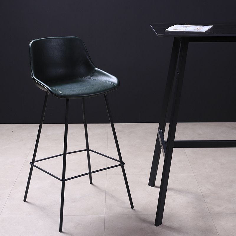 Taburete de bar moderno para interior, de cuero, sin brazos, con reposapiés, base metálica