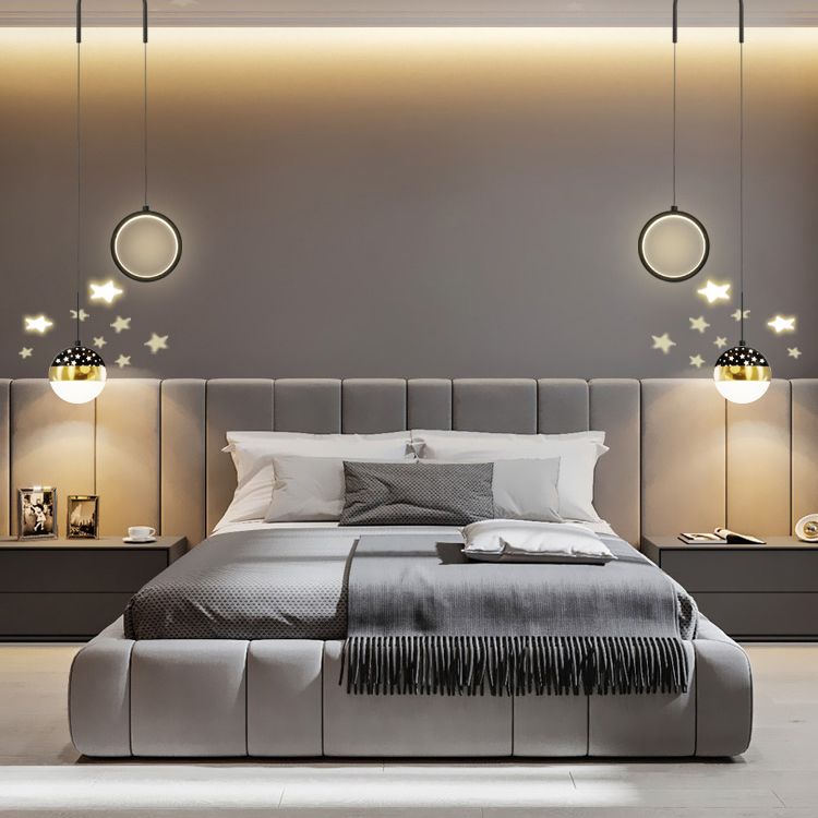 Ciondolo a ciondolo circolare e ascensore contemporaneo in nero per la sala da studio del bar