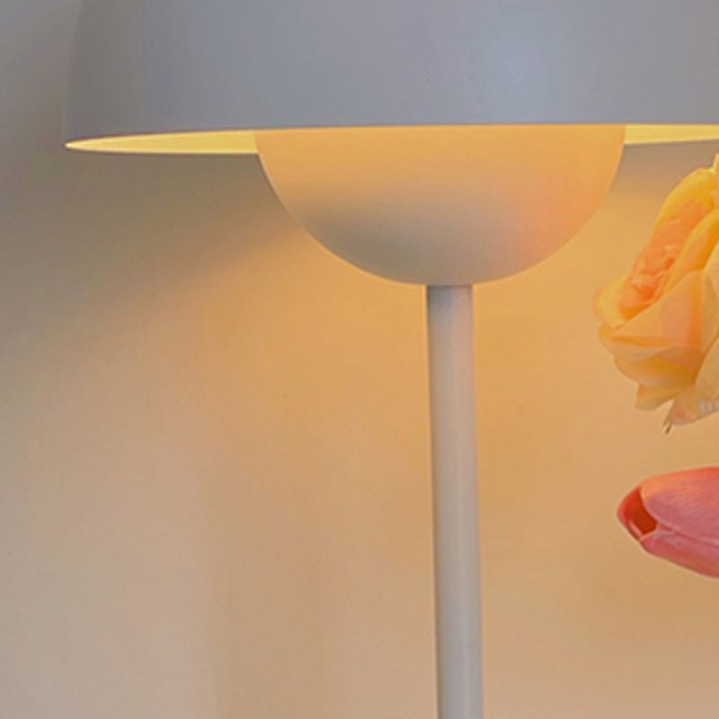 Gewölbter Tischlicht nordischer Metal -Nachttischlampe für Schlafzimmer