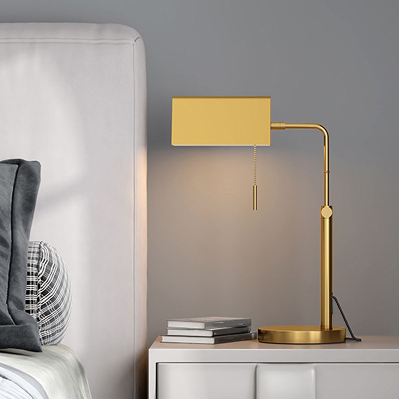 Lampada da notte rettangolare in metallo Lampada da comodino contemporanea a 1 luce con finitura oro con catenella per camera da letto