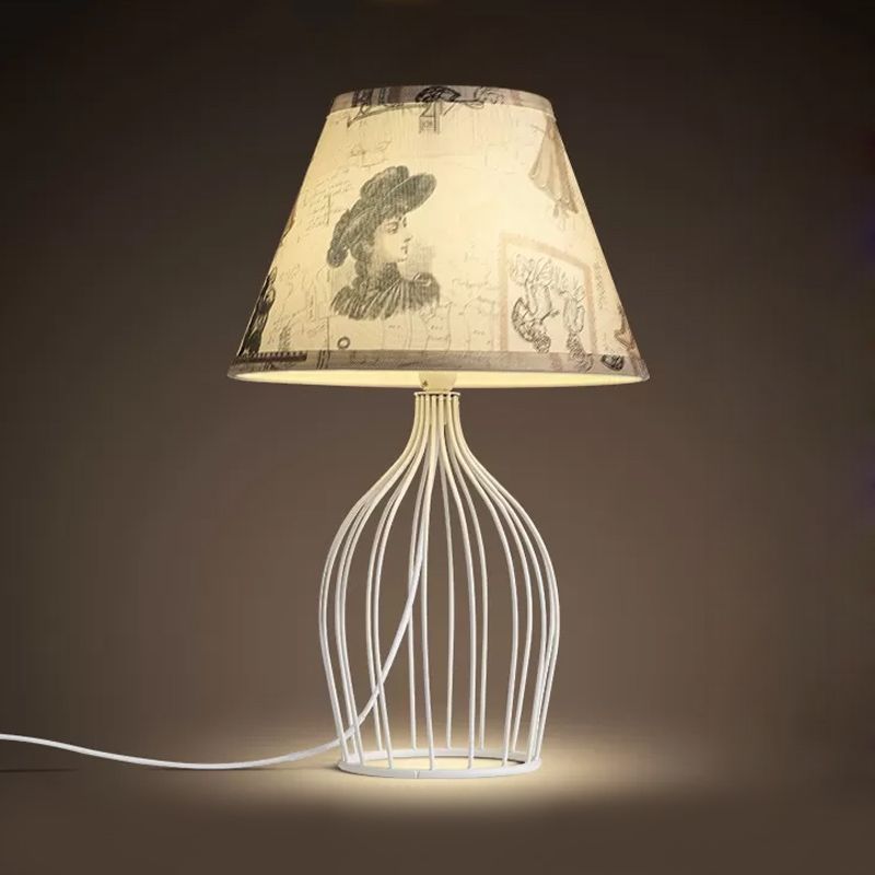 Table de nuit effilée blanche lumière tissu traditionnel 1 tête de salon lampe de bureau avec base de cage métallique