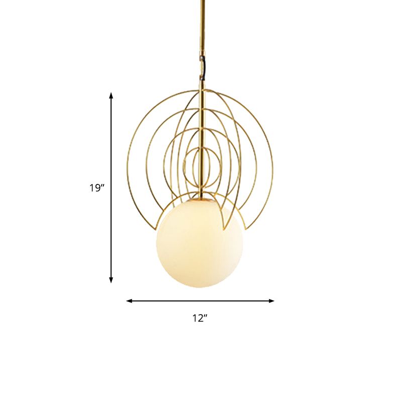 Lámpara colgante de orbe de vidrio de leche con anillo de alambre 1 cabezal de suspensión contemporánea Luz en oro para hotel