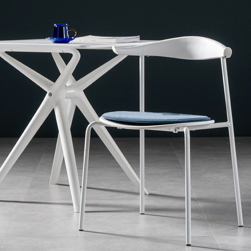 Silla contemporánea con respaldo abierto, silla auxiliar sin brazos con patas de metal