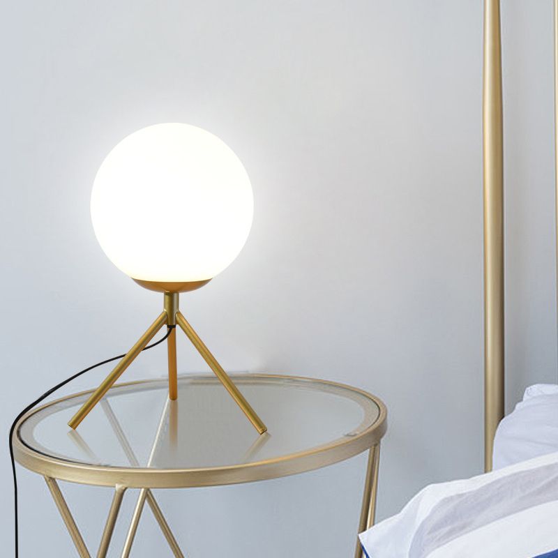 Lampada da tavolo minimalista con paralume a globo in vetro bianco, 1 lampadina, treppiede, camera da letto, comodino